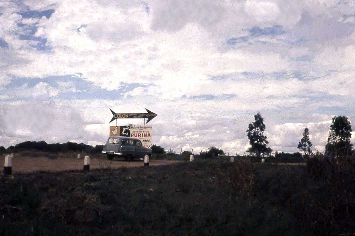 Ruta 14, en el ingreso a Colón (1964)