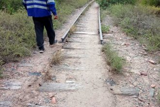 Allanaron un aserradero y dos viviendas por el robo de vías del ferrocarril