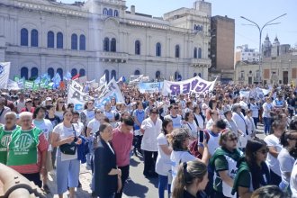 Con una numerosa marcha, docentes reclamaron a Frigerio: “No alcanza la plata”