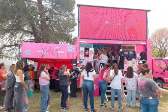 Emilia Mernes eligió Entre Ríos para el lanzamiento de su “Merch bus” y atrajo a una gran cantidad de fanáticos