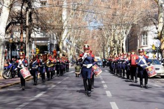 Desfile de granaderos, torta y música en vivo para celebrar los 241 años de Gualeguaychú