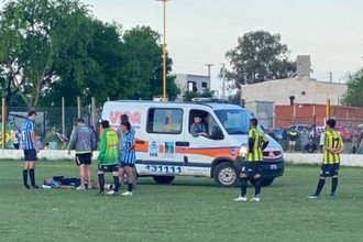 De la cancha al hospital: futbolista recibió un golpe en la cabeza y debió ser asistido