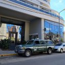 Allanaron 3 viviendas, un departamento y un comercio, por presunta venta de antenas truchas