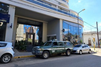 Allanaron 3 viviendas, un departamento y un comercio, por presunta venta de antenas truchas