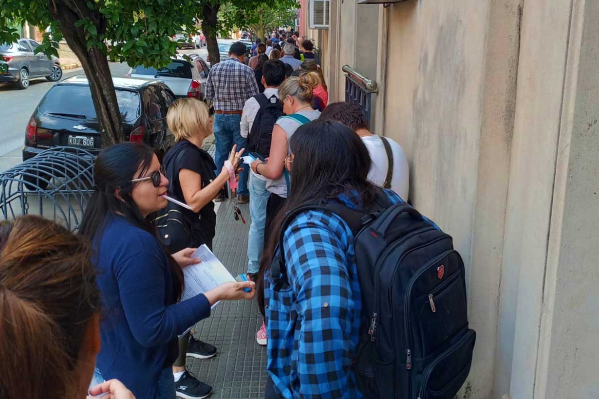 Cola de docentes pidiendo la revocatoria