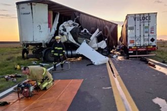 Chocaron dos camiones sobre la Ruta 14 y los choferes quedaron atrapados en las cabinas