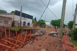 La tormenta dejó sin luz a parte de la ciudad: al desmoronarse una calle en obra, cayó un poste con un transformador