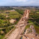 “Es un desastre lo que han hecho”: hay malestar de vecinos por el terraplén que parte al medio un barrio