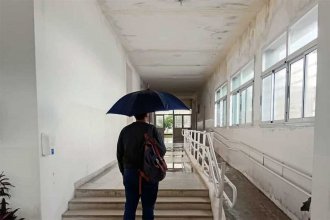 Techo agrietado. 3 años después de haber sido inaugurada, escuela se llenó de goteras