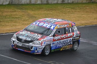 El entrerriano Bastidas se subió al podio en La Plata y es líder en el Turismo Pista