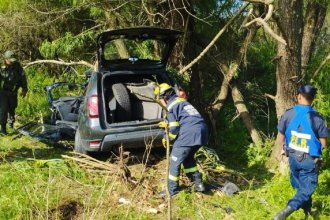 Joven se estrelló contra una arboleda y debió ser rescatada por los bomberos