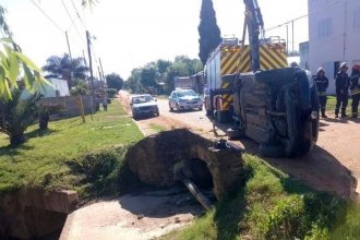 Volcó un auto en San José, con una embarazada en su interior