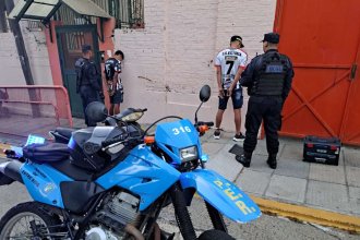 Detuvieron a dos futbolistas luego de requisarlos y hallar drogas entre sus pertenencias