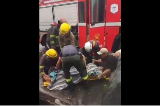 Rescataron a un hombre que fue arrastrado por el agua y cayó a una alcantarilla