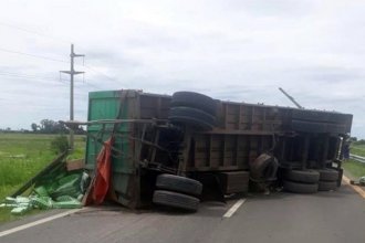 Camionero que transportaba arroz volcó el acoplado: la ruta estuvo varias horas obstruida