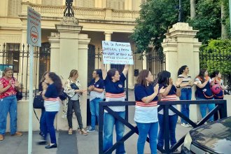 Con un abrazo simbólico a la Escuela Normal, reclamaron urgentes reparaciones en su histórico edificio