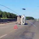 La Ruta 18, destrozada. Más que pozos, tiene enormes “cráteres” que abarcan todo el ancho de la calzada. Volcó camioneta