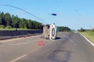 La Ruta 18, destrozada. Más que pozos, tiene enormes “cráteres” que abarcan todo el ancho de la calzada. Volcó camioneta