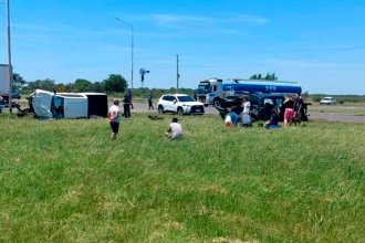 Tres vehículos chocaron en un cruce de ruta y debieron hospitalizar a varias personas