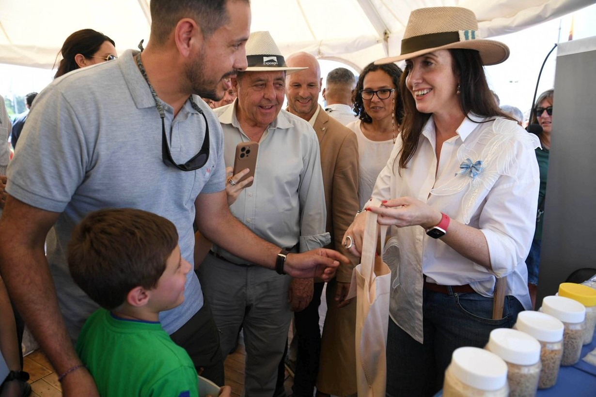 La vicepresidente, acompañada por de Angeli.