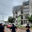 3 dotaciones de bomberos actuaron en el incendio de un departamento y rescataron a una persona