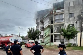 3 dotaciones de bomberos actuaron en el incendio de un departamento y rescataron a una persona