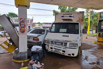 Sin frenos. Camión chocó un auto y destruyó el surtidor de una estación de servicio