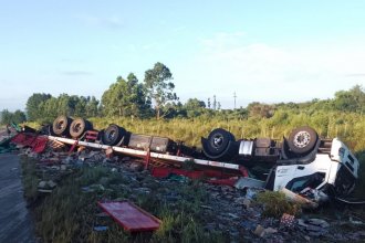 Se habría dormido y volcó con el camión que llevaba cerámicos por la autovía de la RN14