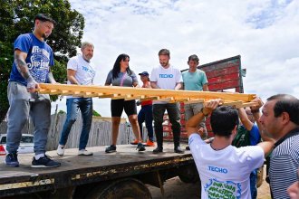 Con la camiseta de Techo. Frigerio y Azcué se sumaron a los voluntarios  que construyen “soluciones habitacionales”