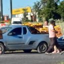 <i>“Naranjas para todos”.</i> Volcó un camión con citrus y se llevaron parte de su carga