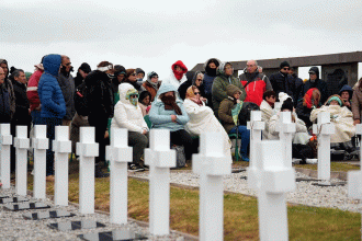 Viaje humanitario a Malvinas: la madre y la sobrina de un soldado caído colonense integraron la comitiva