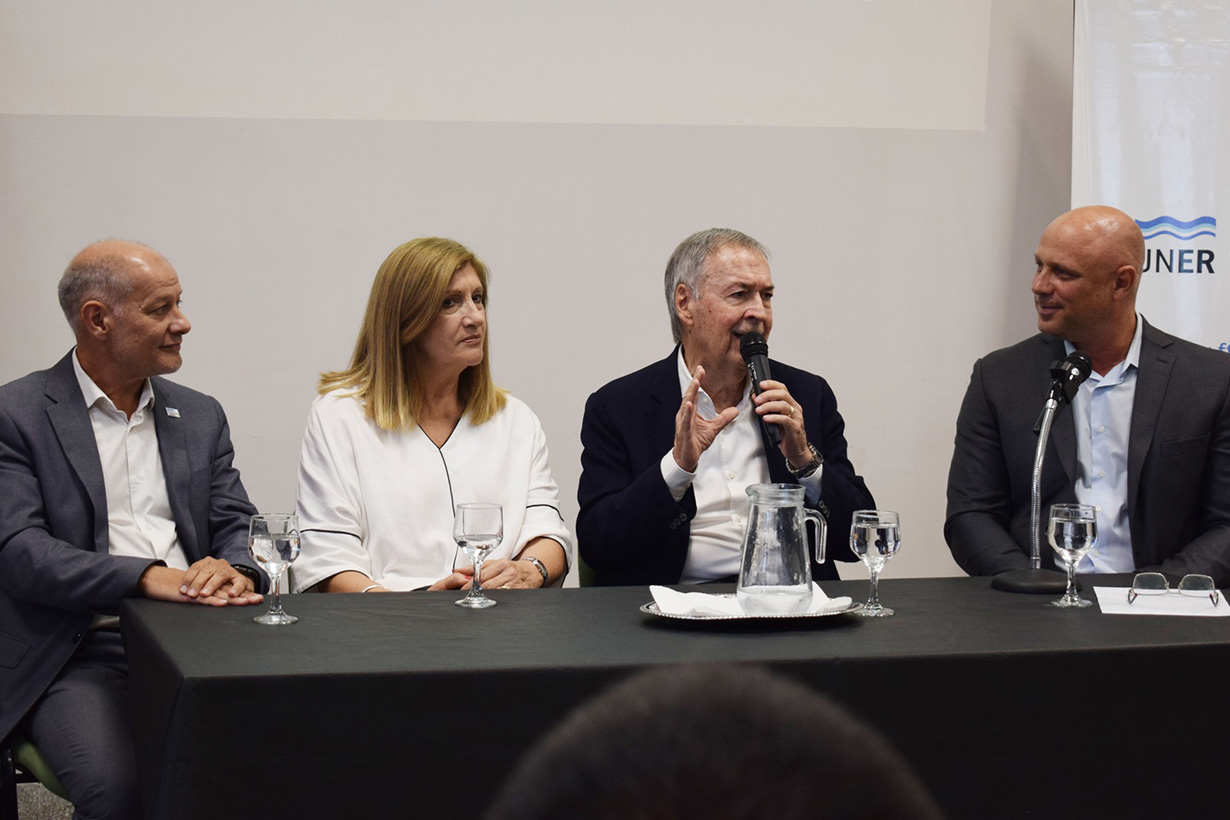 Schiaretti junto a Sabella y Romero, en UNER.