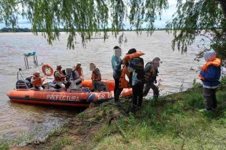 Se les dio vuelta la embarcación y debieron acampar hasta ser rescatados