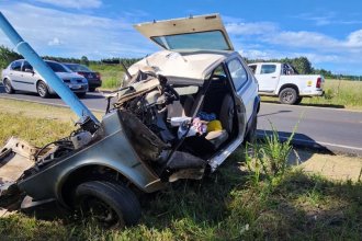 Tremendo choque en acceso a Benito Legerén: un auto quedó incrustado en poste de luz