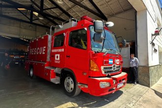 Cuartel de bomberos voluntarios recibió en donación autobomba por parte de Japón