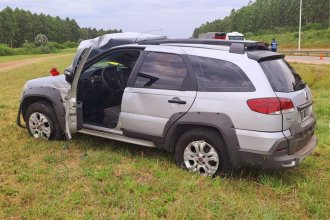 Despiste y vuelco para un vehículo en el que viajaban cuatro personas rumbo a Paraguay