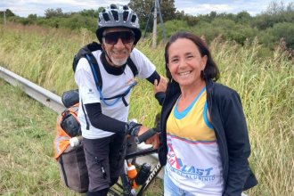 Llegó a Entre Ríos un colombiano de 72 años que recorre América del Sur en bicicleta