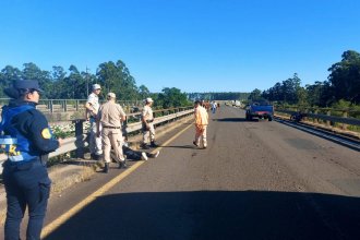 Dos jóvenes motociclistas uruguayenses, hospitalizados tras chocar con una camioneta en la autovía