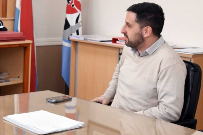 Funcionario presentó su renuncia y causó una nueva reorganización en el gabinete de Azcué