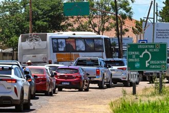 Éxodo de argentinos a Brasil. 20 turistas por minuto cruzan por Paso de los Libres. Otros van a través del Uruguay, usando el Puente Artigas