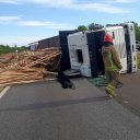 Desvían el tránsito en RN 12 por el vuelco de un camión con tablillas de madera