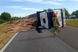 Desvían el tránsito en RN 12 por el vuelco de un camión con tablillas de madera