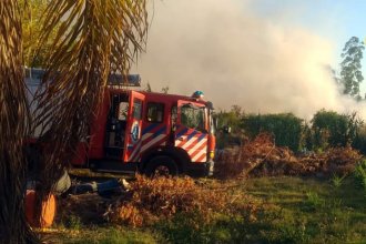 Más de 50 bomberos combaten el fuego en el basural de San José. Hay importantes daños materiales e investigan el origen