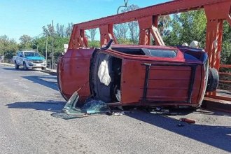 Alcoholizado al volante, destruyó su camioneta contra un puente y provocó un corte de tránsito