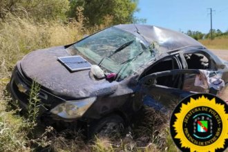 Intentó esquivar una liebre y terminó volcando en la ruta