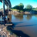 Buscan a joven que cayó a un arroyo mientras pescaba