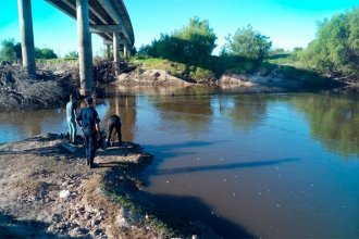 Buscan a joven que cayó a un arroyo mientras pescaba