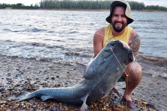 Entre mate y mate, pescó un surubí de casi 40 kilos que causó asombro en los presentes