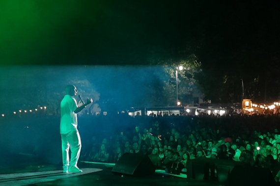 Ke Personajes hizo historia al cerrar la Fiesta de la Playa con el reconocimiento del público y la organización