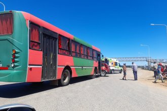 Colectivo que transportaba trabajadores de la cosecha impactó contra una camioneta